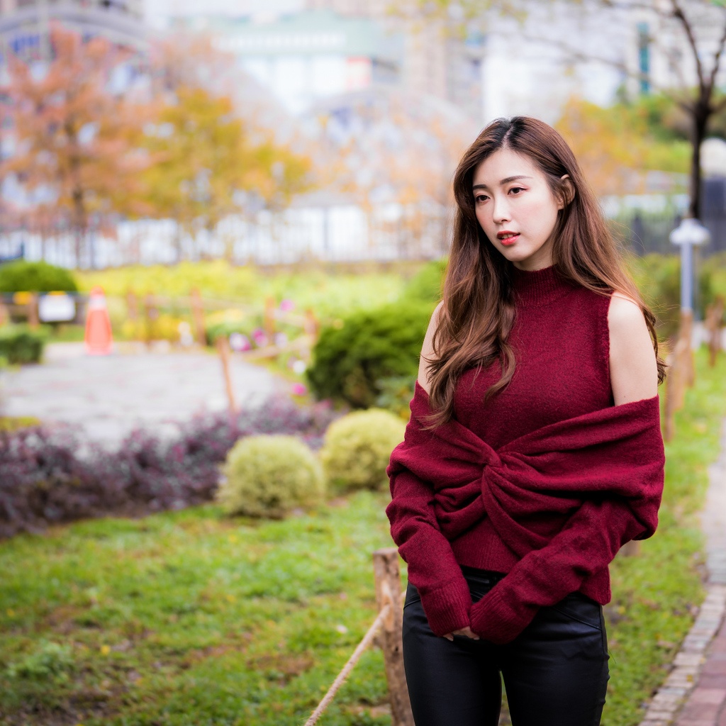 Красивая девушка азиатка в красном наряде в парке