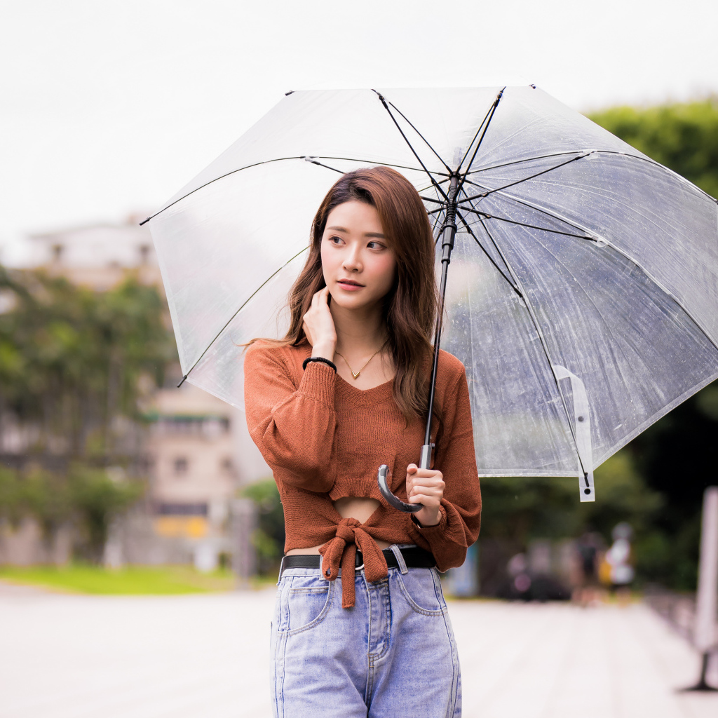 Красивая девушка азиатка с прозрачным  зонтом