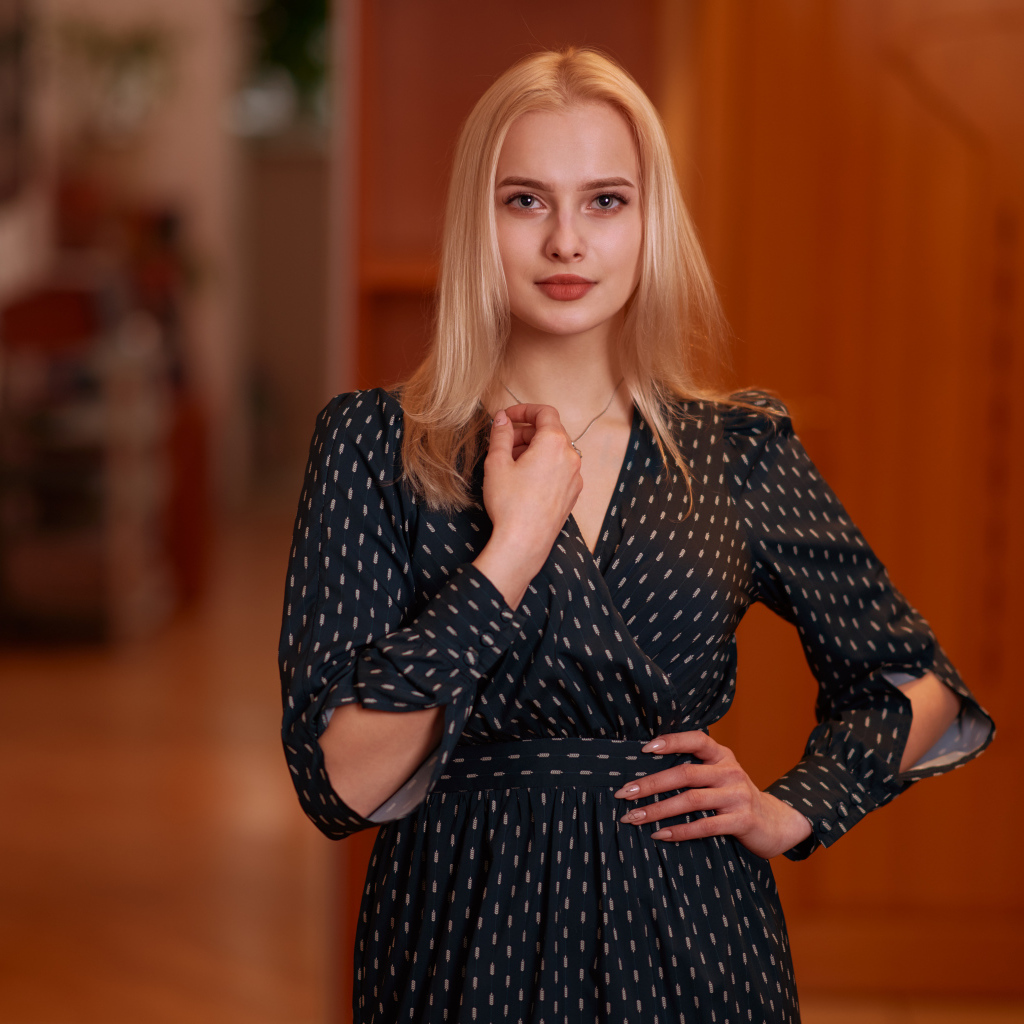 Красивая девушка блондинка в черном платье 