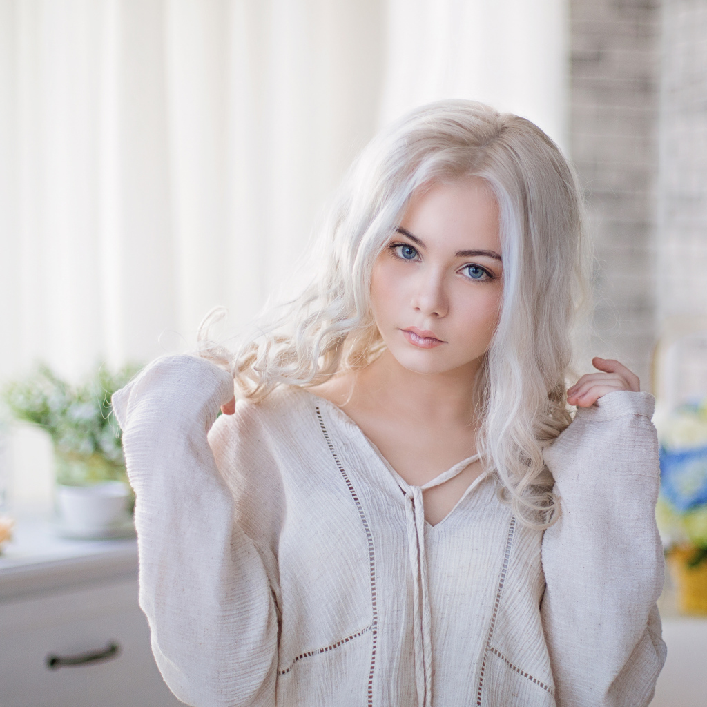 Красивая светловолосая девушка с голубыми глазами