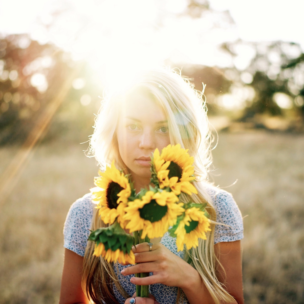 Красивая блондинка с букетом подсолнухов в руках