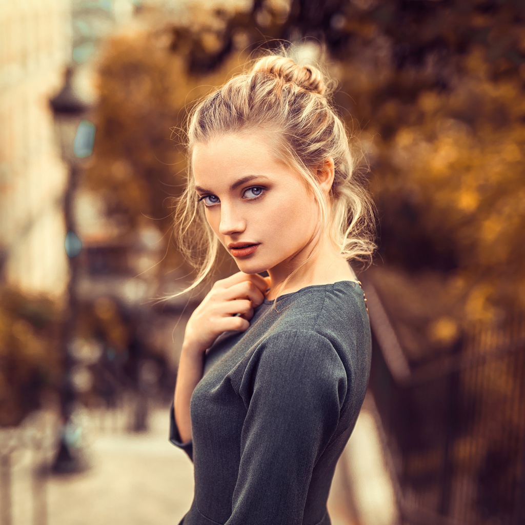 Красивая голубоглазая блондинка в сером платье