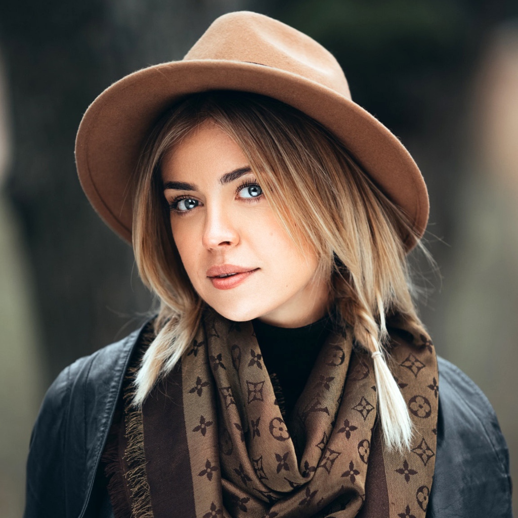 Красивая голубоглазая девушка в коричневой шляпе