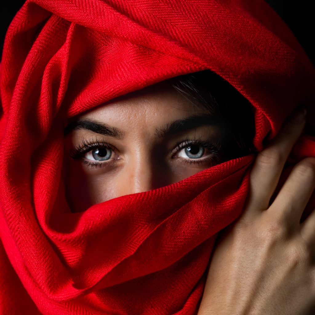Красивая голубоглазая девушка в красном палантине 