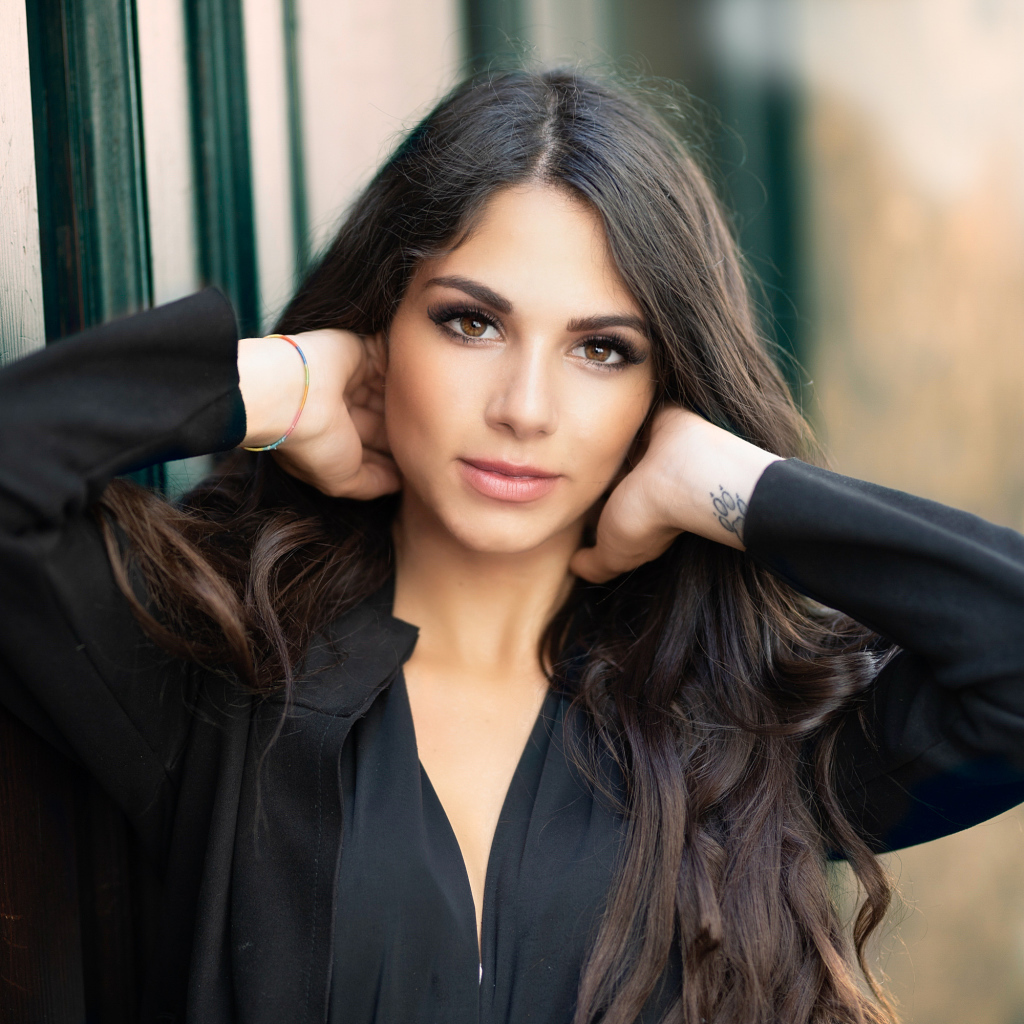 Красивая кареглазая девушка в черной рубашке 