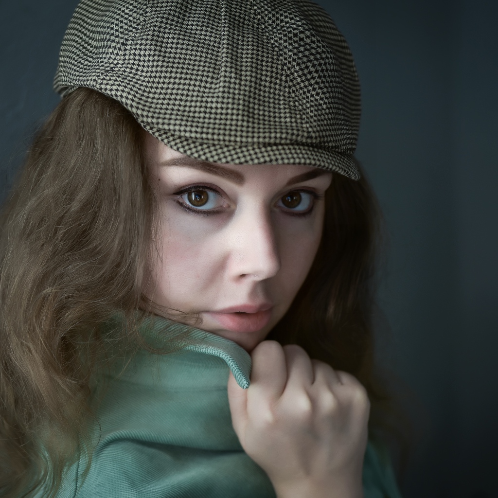 Красивая кареглазая девушка в кепке 