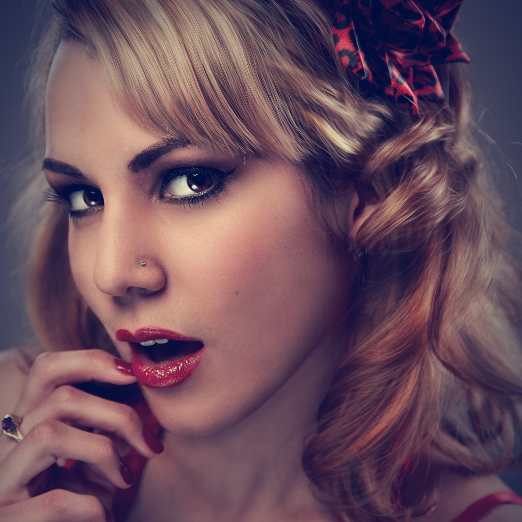 Красивая кареглазая девушка с красными губами 