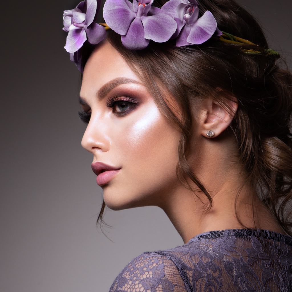 Красивая девушка шатенка с венком из орхидей 