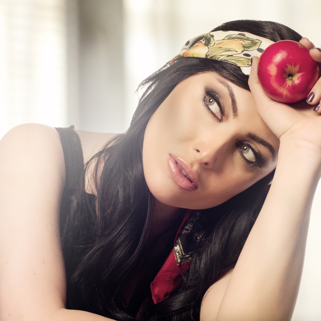 Красивая брюнетка с яблоком в руке 