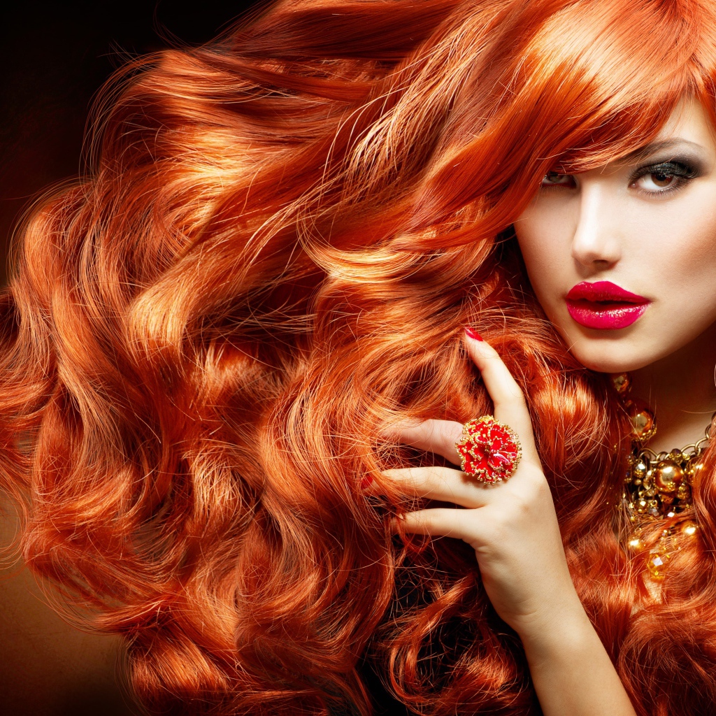 Красивые пышные рыжие волосы у девушки 