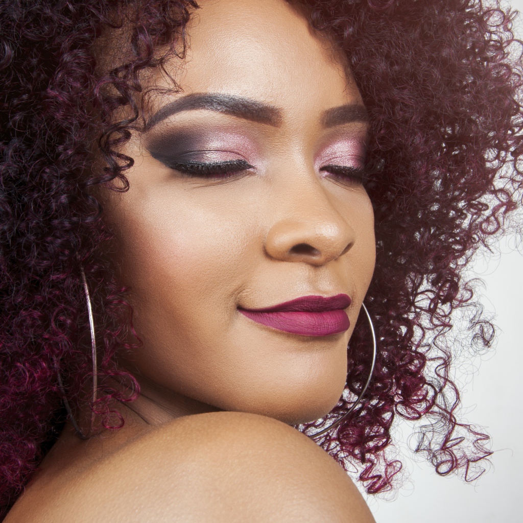 Красивая темнокожая девушка с закрытыми глазами