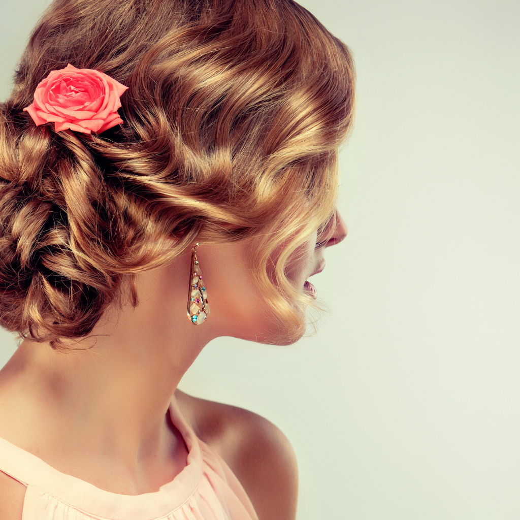 Красивая вечерняя прическа на волосах у девушки 