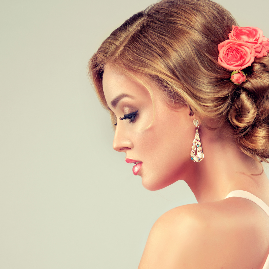 Красивая вечерняя прическа с цветами у девушки 