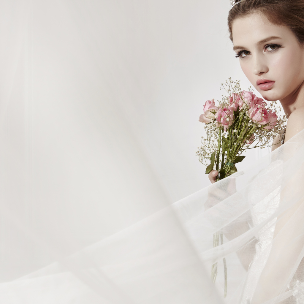 Красивая девушка невеста в свадебном платье с букетом роз 