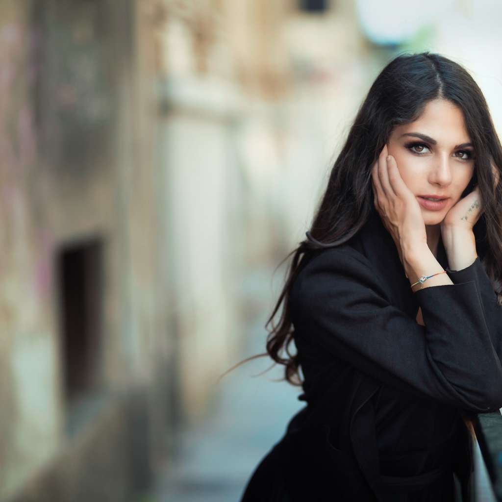 Красивая девушка в черном пальто 