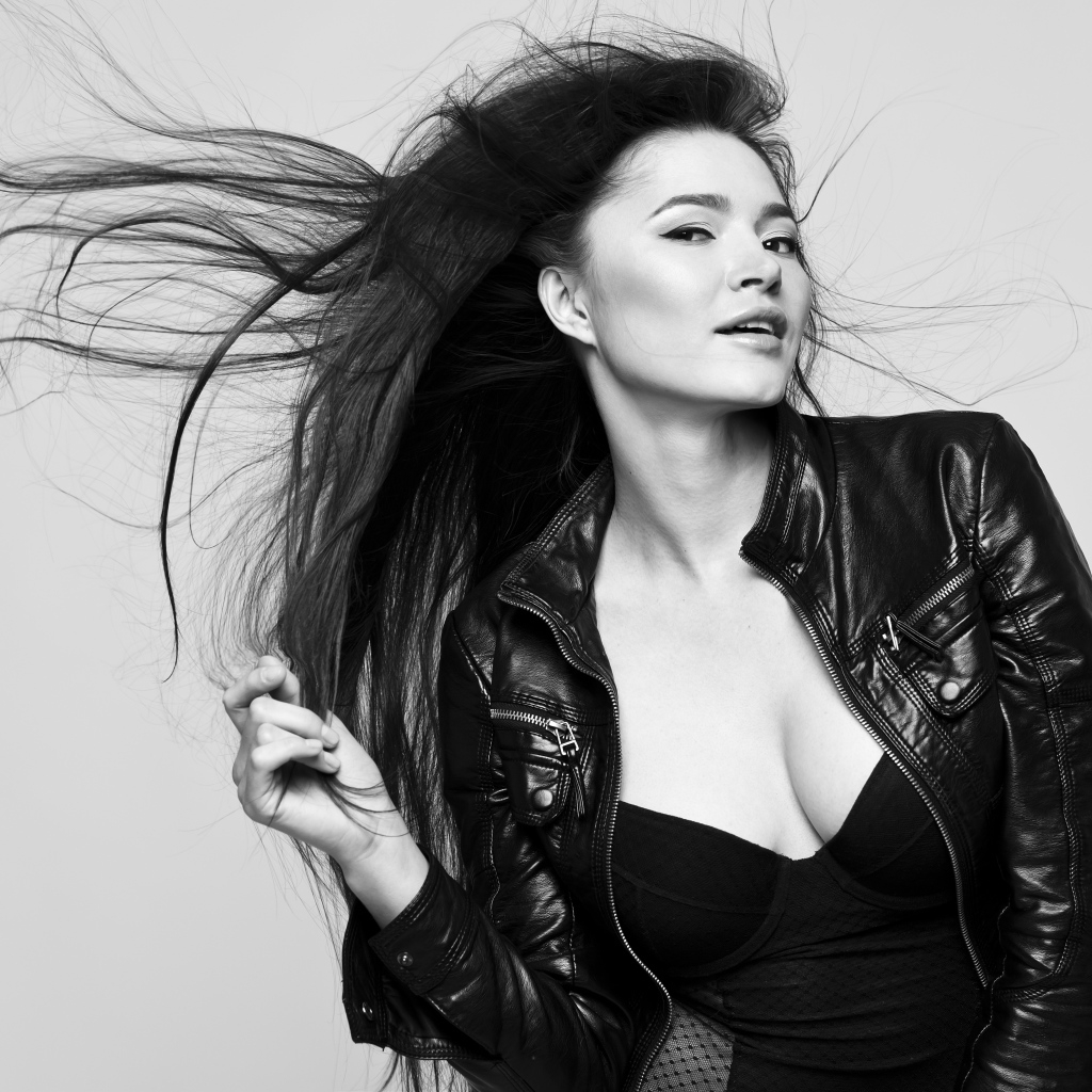 Красивая девушка в черной куртке с длинными волосами 