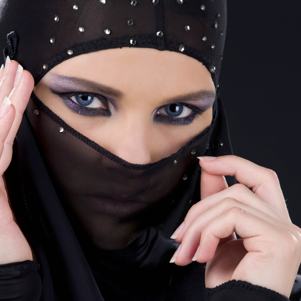 Красивая девушка в черной парандже 
