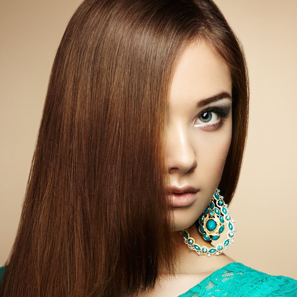 Красивая девушка в голубом платье с сережками в ушах