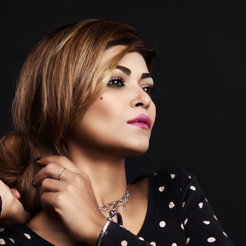 Красивая девушка в платье в горох на черном фоне