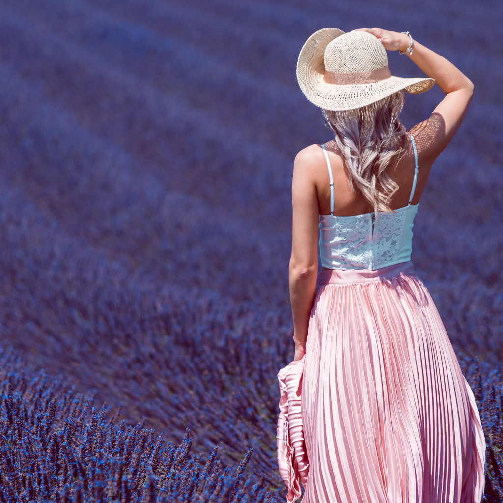Красивая девушка в шляпе на лавандовом поле 