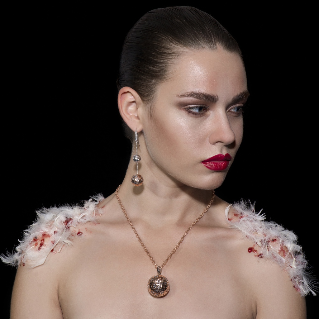 Красивая девушка в кулоном на шее