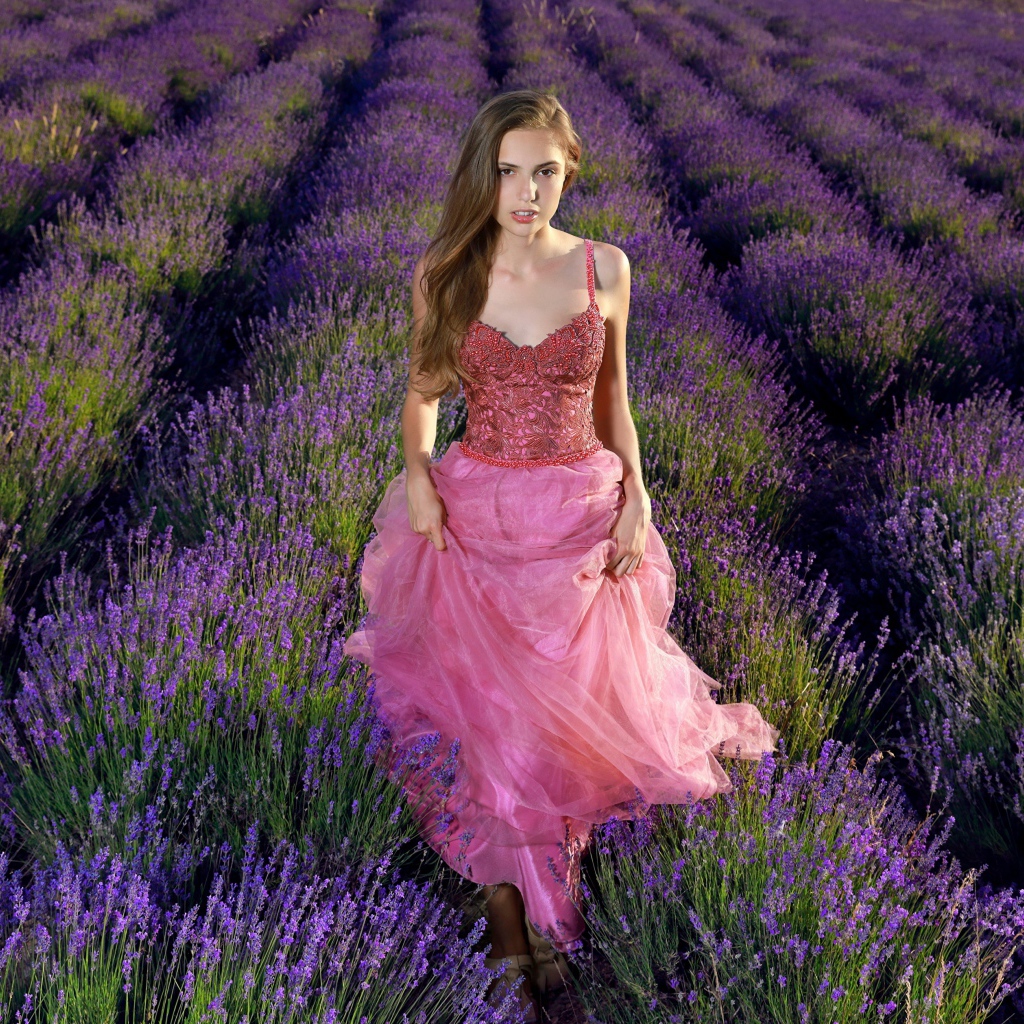 Красивая девушка в розовом платье на лавандовом поле 