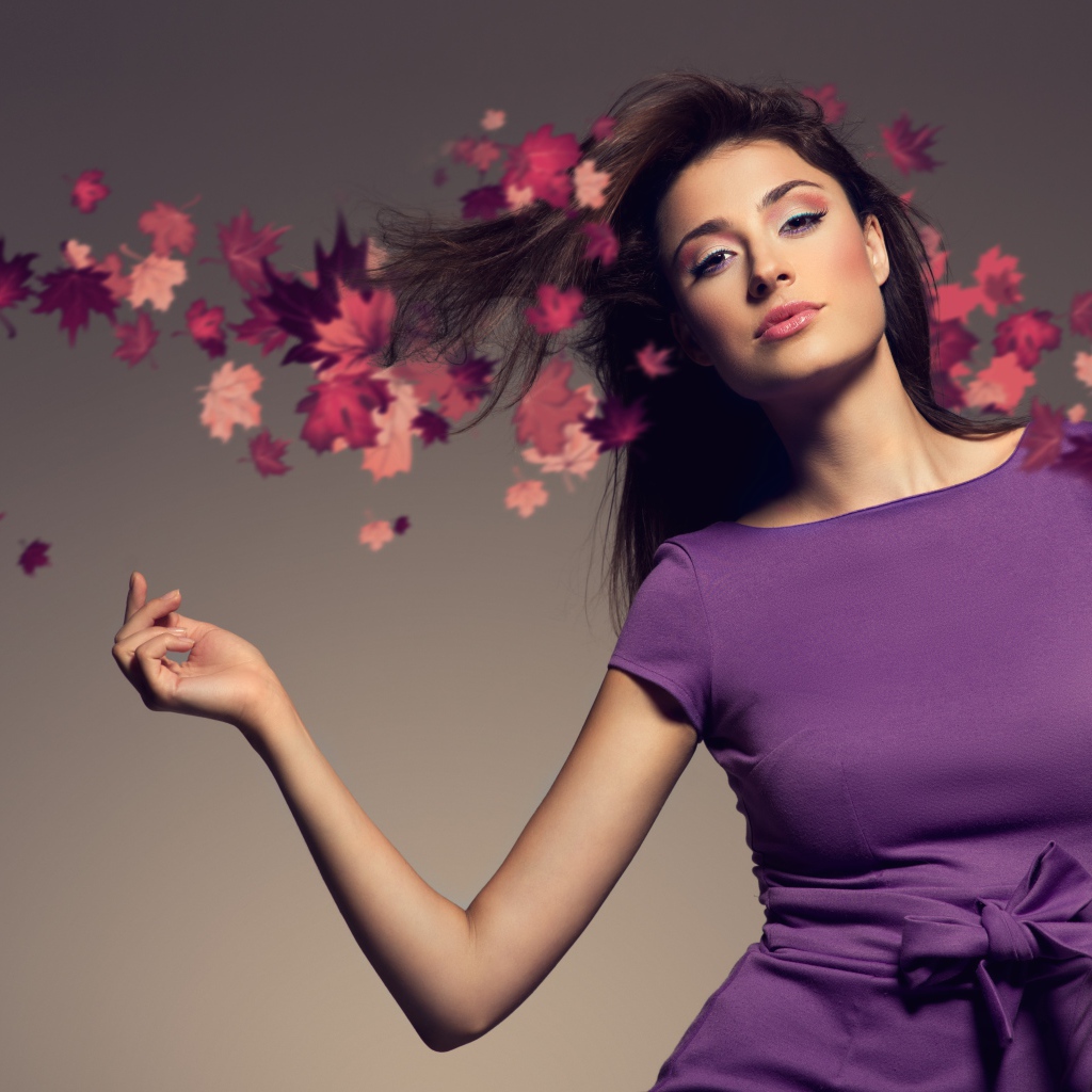 Красивая девушка в фиолетовом платье на сером фоне 