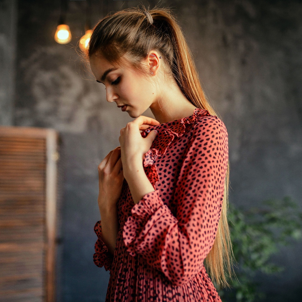 Красивая девушка в пятнистом розовом платье 