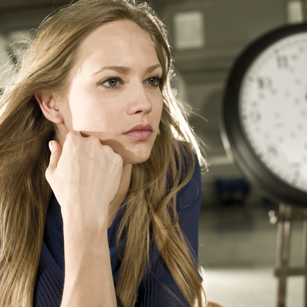 Красивая девушка модель на фоне часов