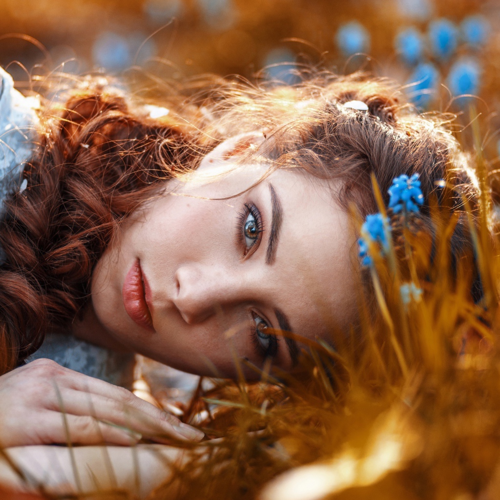 Красивая девушка на земле с мускариками