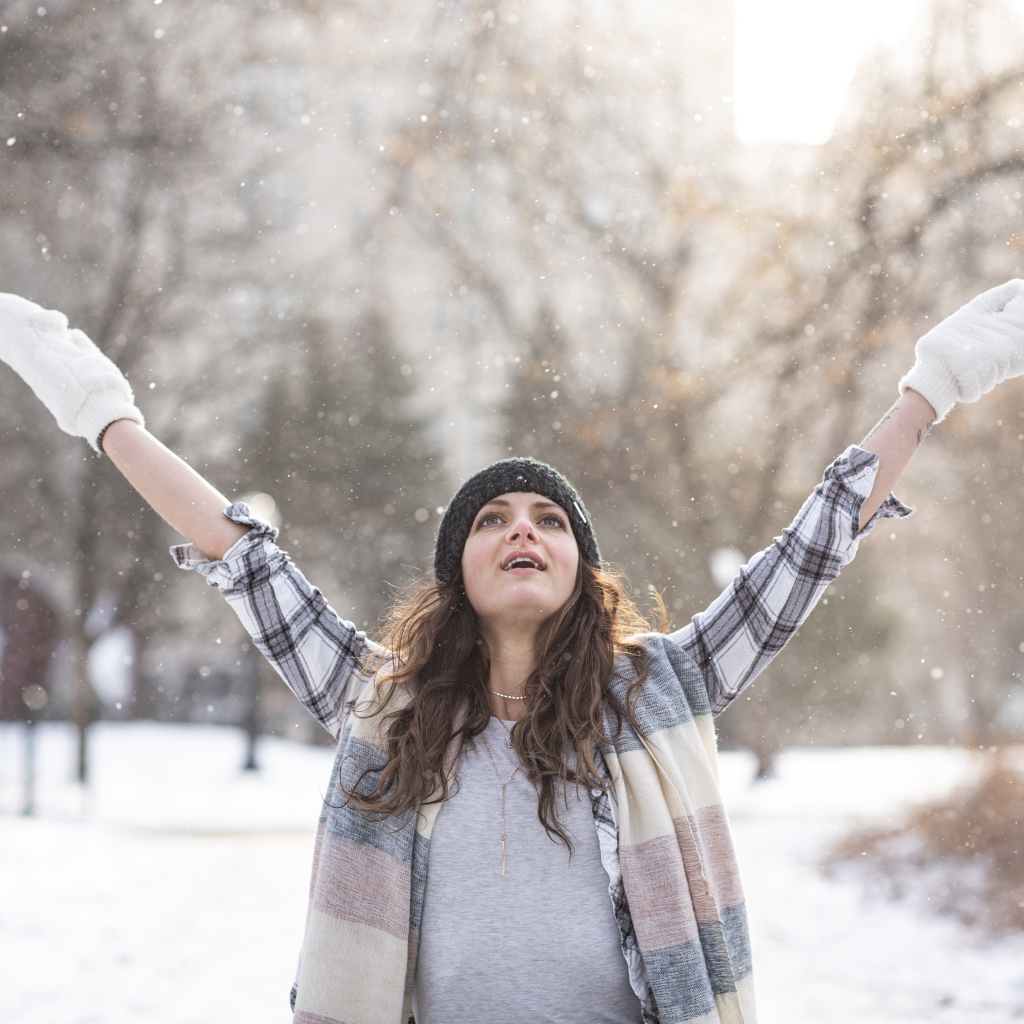 Красивая девушка на улице зимой 