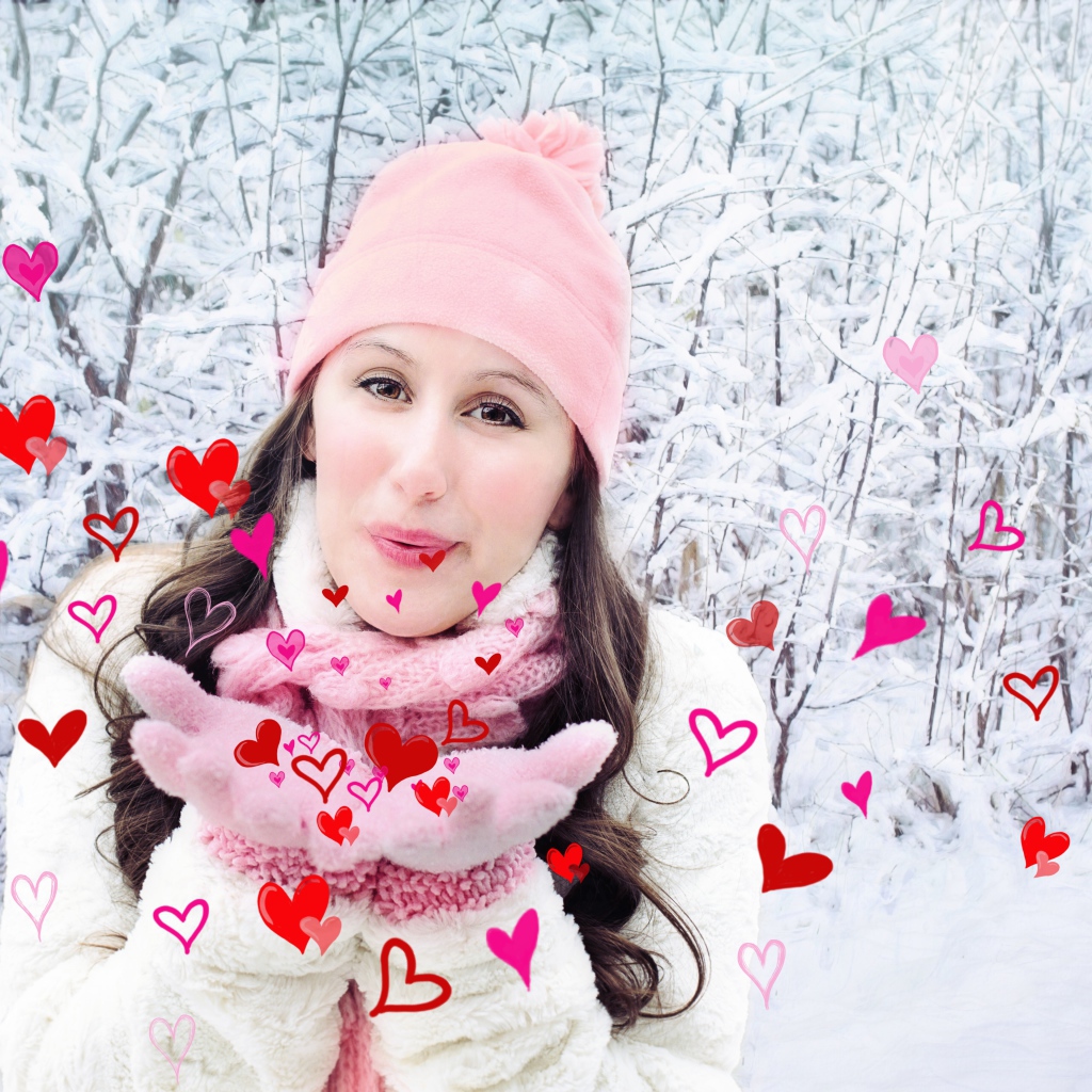 Красивая девушка шлет воздушные поцелуи зимой 