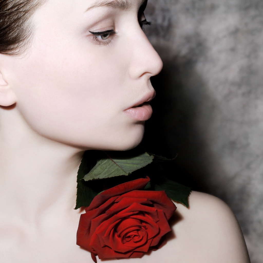 Красивая девушка с цветком розы на теле