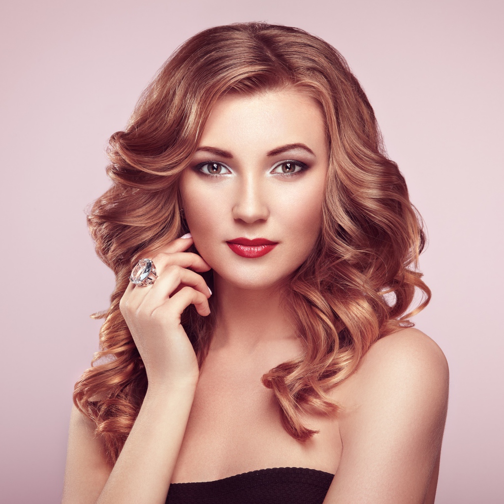 Красивая девушка с дорогим кольцом на пальце