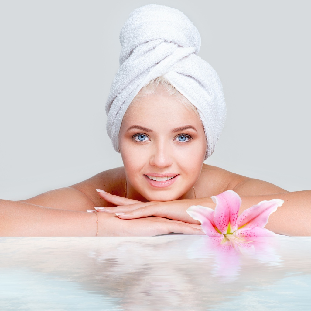 Красивая девушка с голубыми глазами после SPA процедур