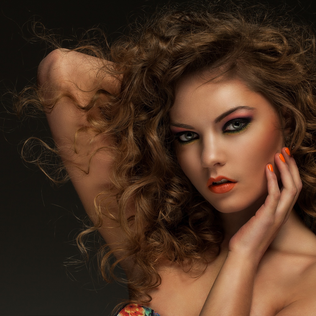 Красивая девушка с кучерявыми волосами