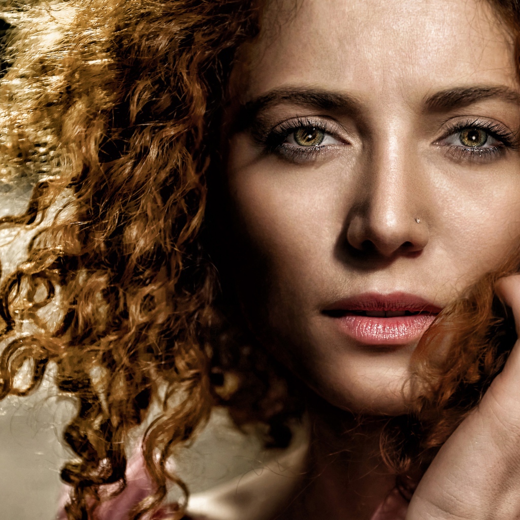 Красивая девушка с волнистыми волосами 