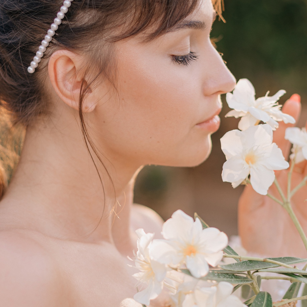 Красивая девушка с белыми цветами в руке