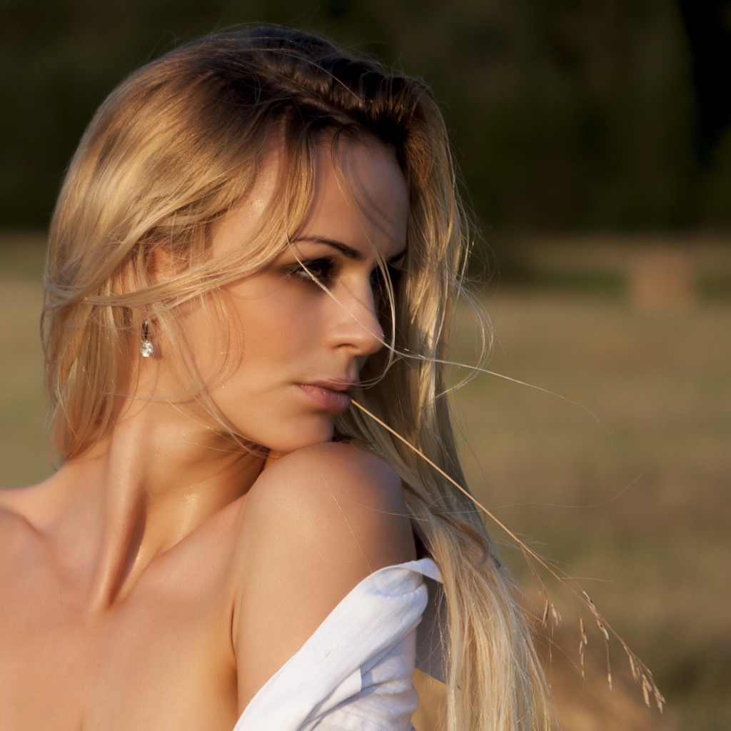 Красивая длинноволосая блондинка в белой рубашке 