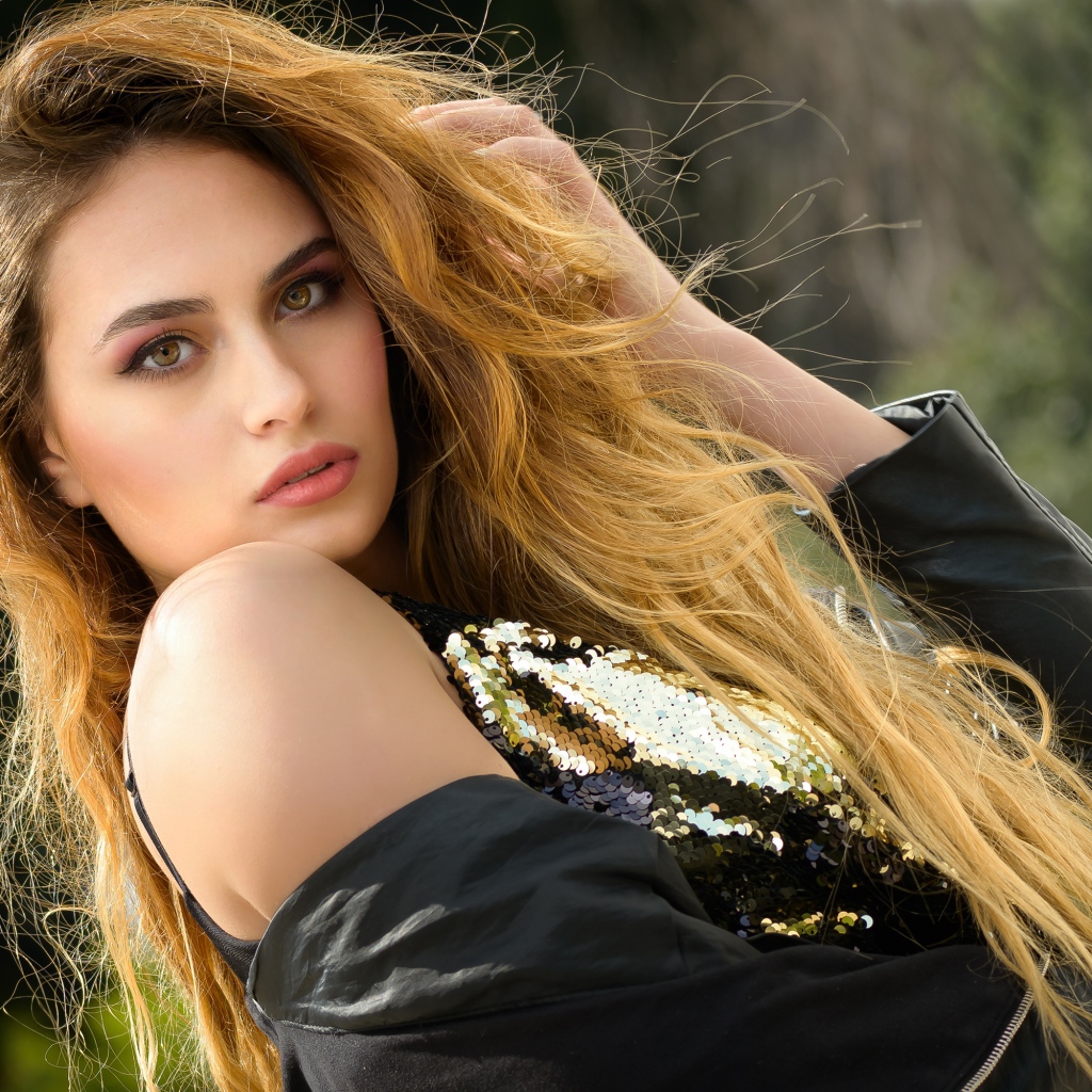 Красивая длинноволосая кареглазая девушка в черной куртке