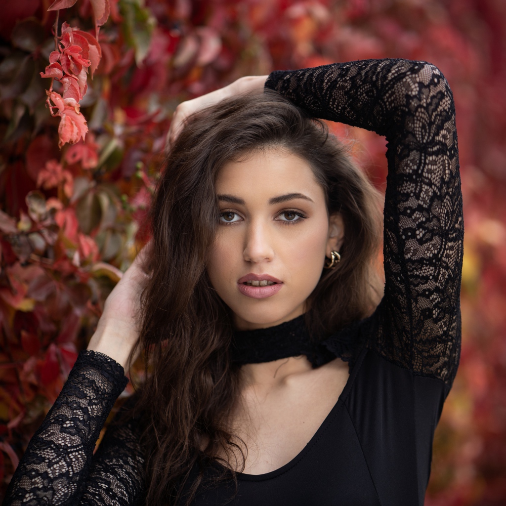 Красивая длинноволосая шатенка в черном платье