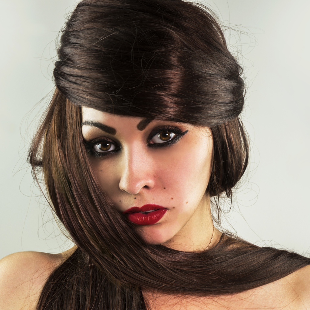 Красивые длинные волосы у девушки с накрашенным лицом