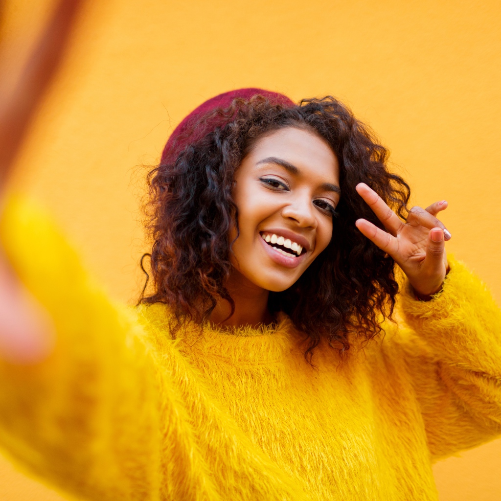 Красивая девушка мулатка в желтом свитере 