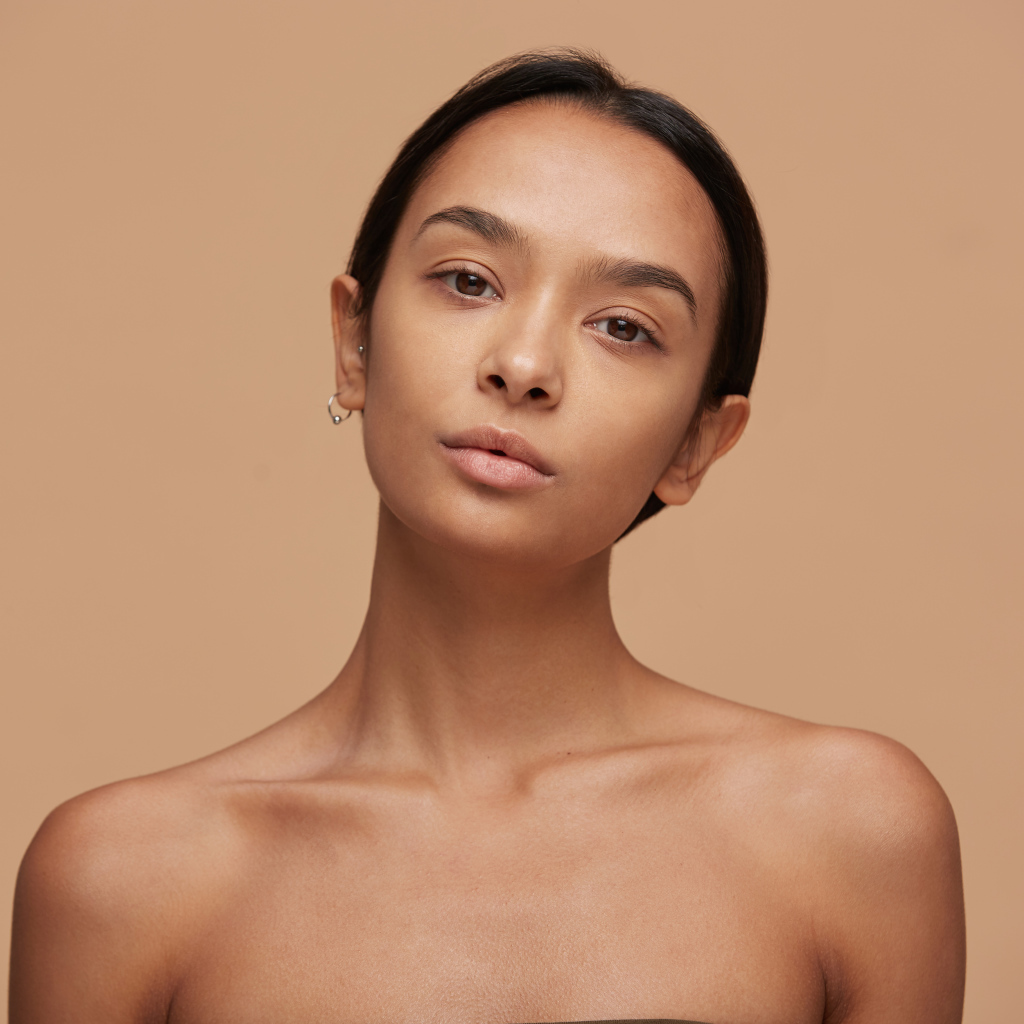 Красивая настоящая девушка с карими глазами