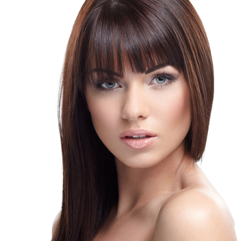 Красивая настоящая девушка с длинными волосами на белом фоне