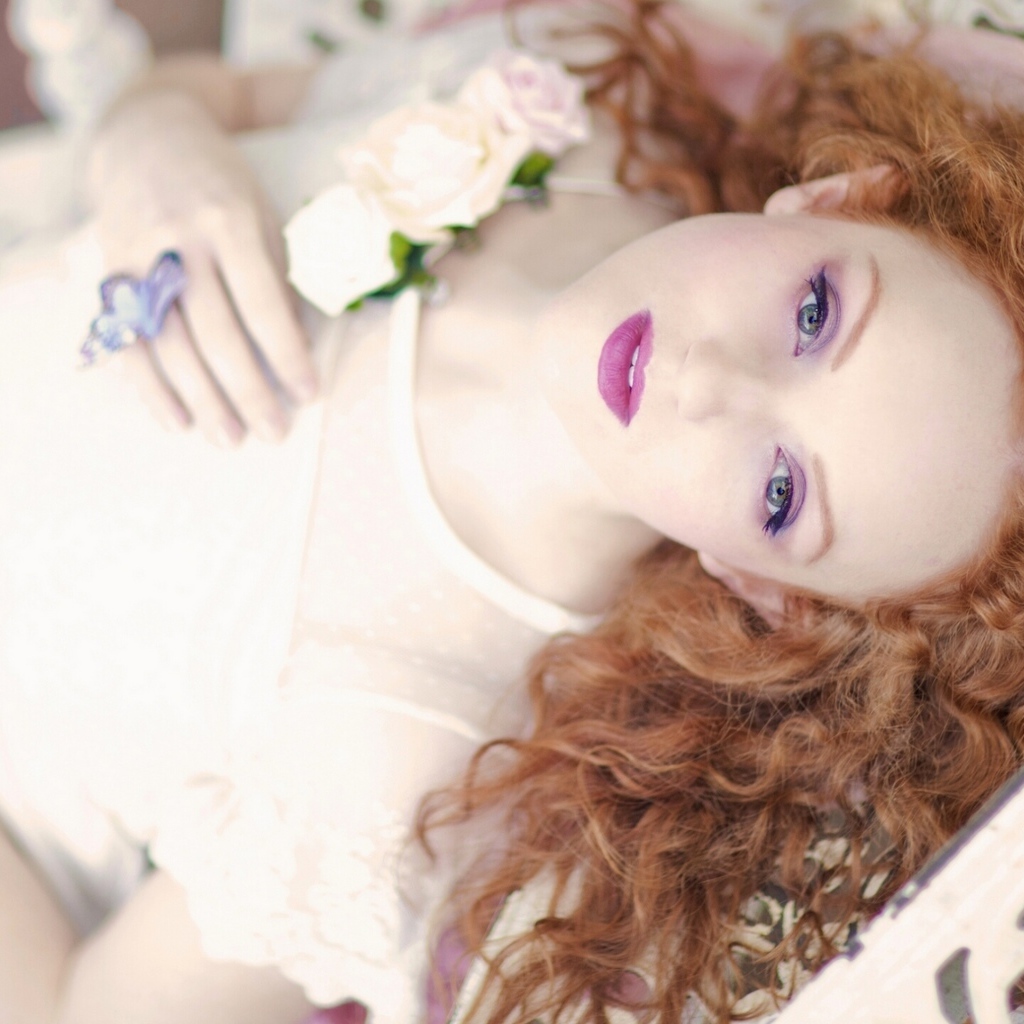 Красивая рыжеволосая девушка невеста 