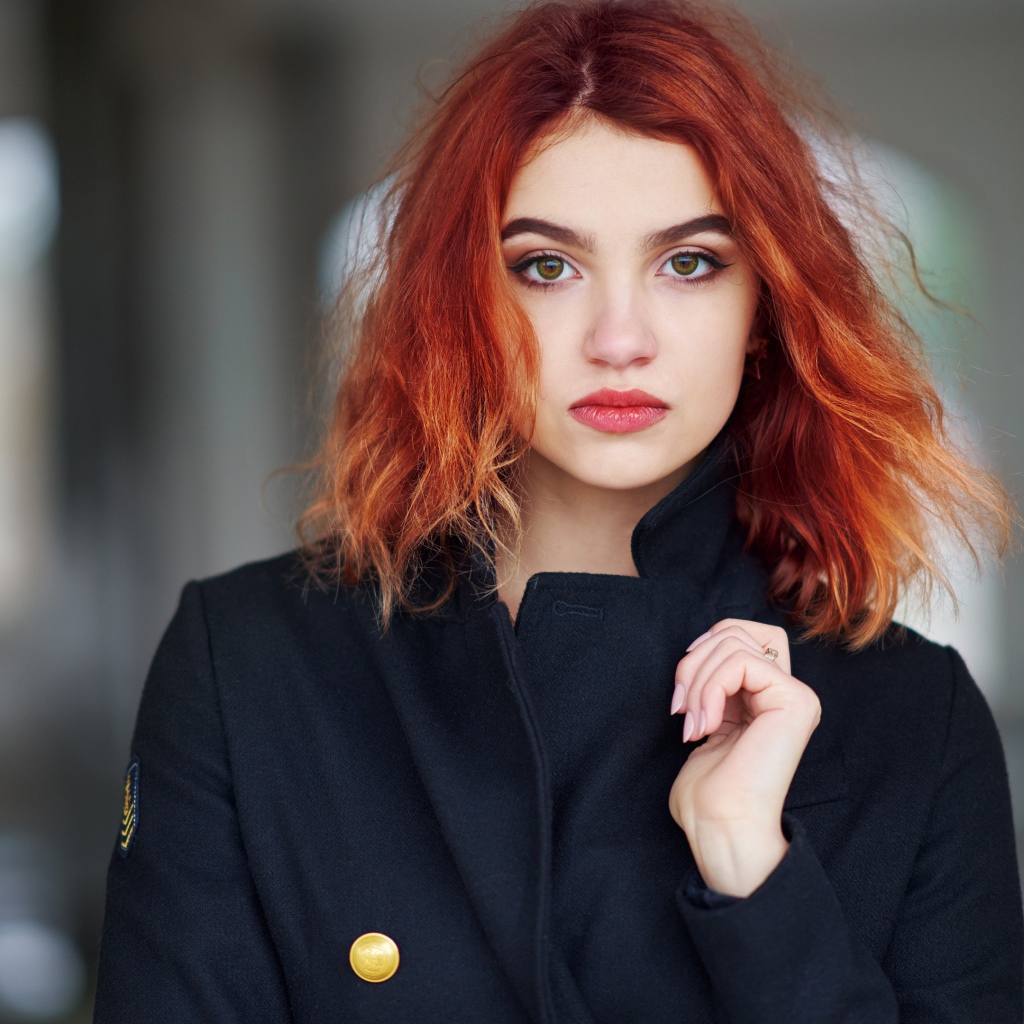 Красивая рыжеволосая девушка в черном пальто 