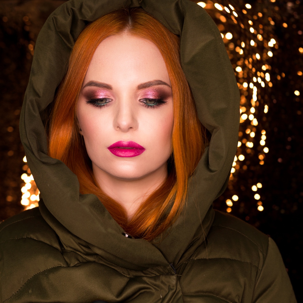 Красивая рыжеволосая девушка в теплой куртке 
