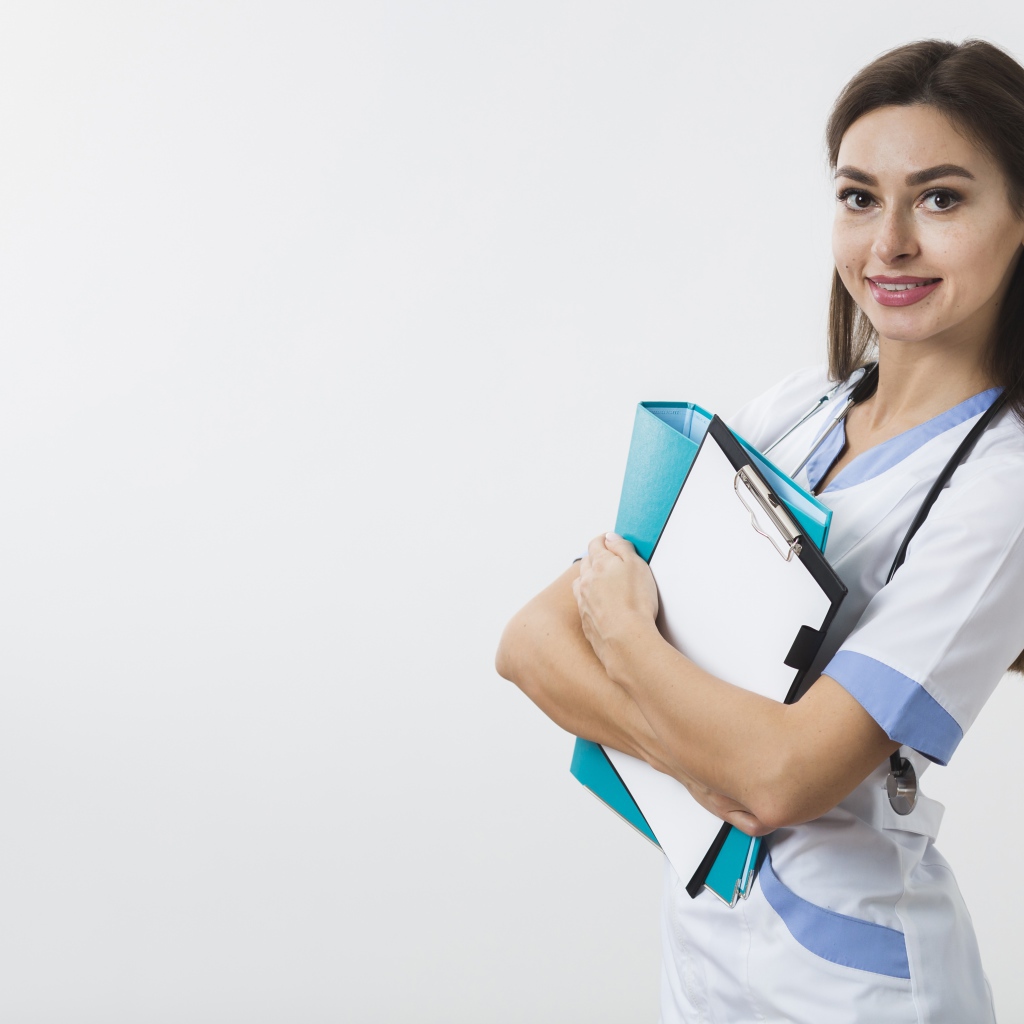 Красивая улыбающаяся девушка врач с папками на белом фоне 