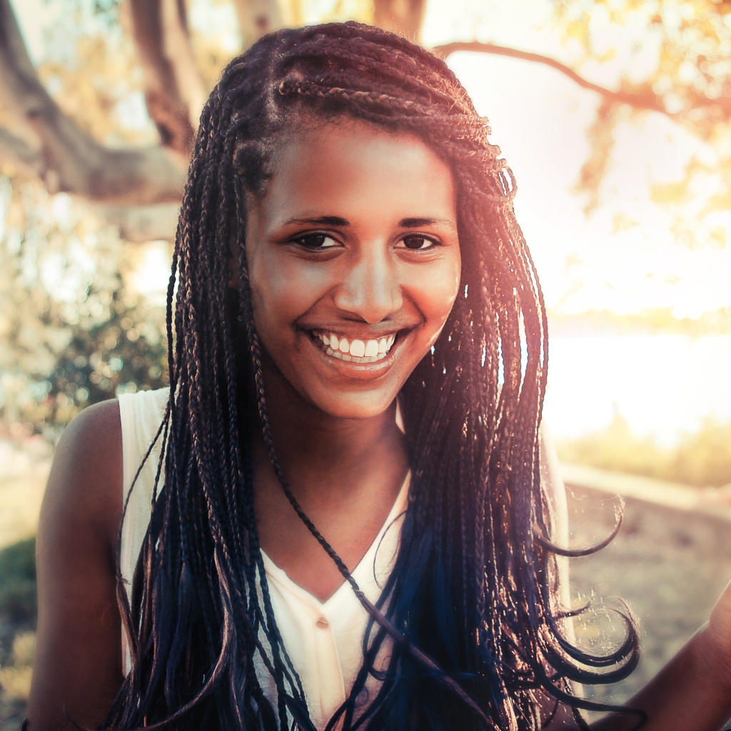 Красивая улыбающаяся девушка с косичками